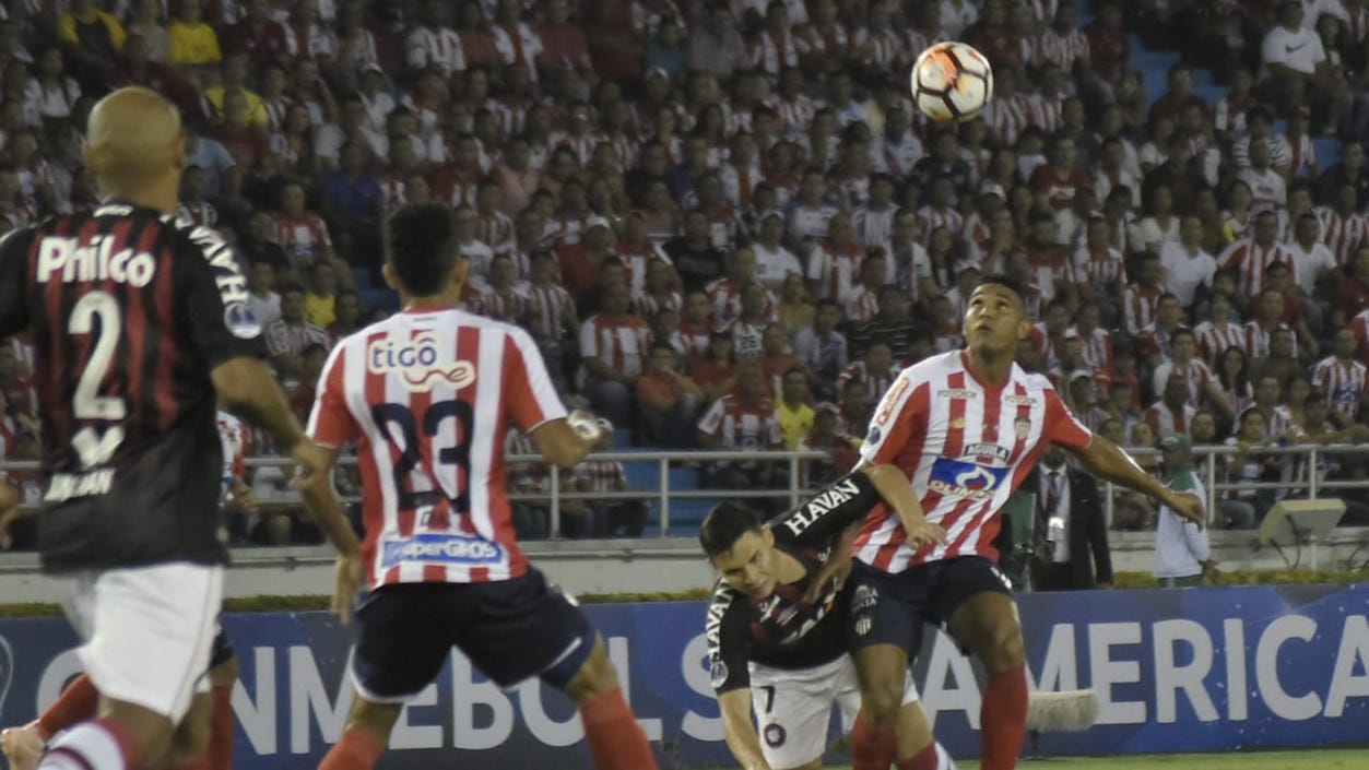 Luis Narváez neutraliza la llegada de Raphael Veiga. Atentos Luis Diaz y Jonathan.