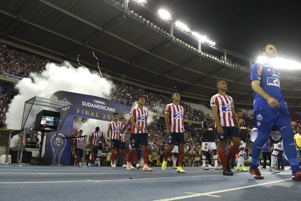 Salida de los equipos al terreno de juego.