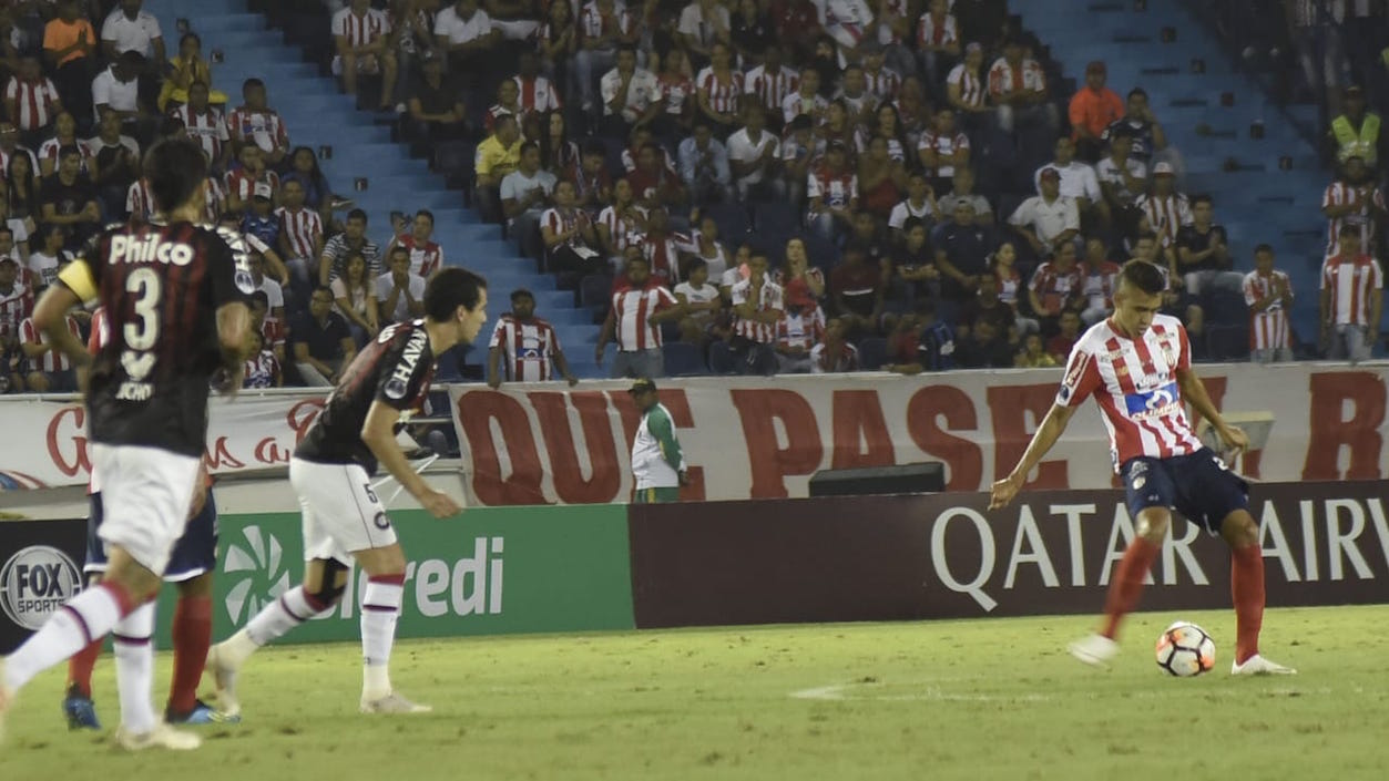 Víctor Cantillo controla el balón ante el asedio de Pablo y Lucho González.