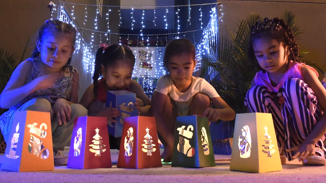 En Ciudad Caribe los niños también encendieron la alegría con las velitas.