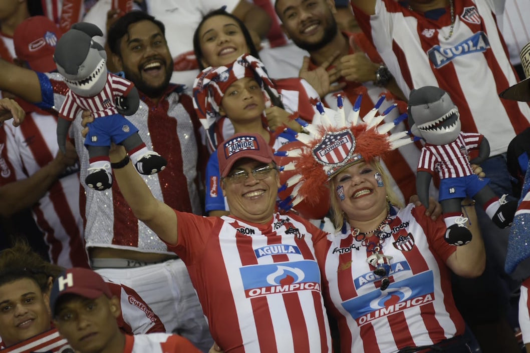 Entusiamo de los aficionados en la previa del partido.