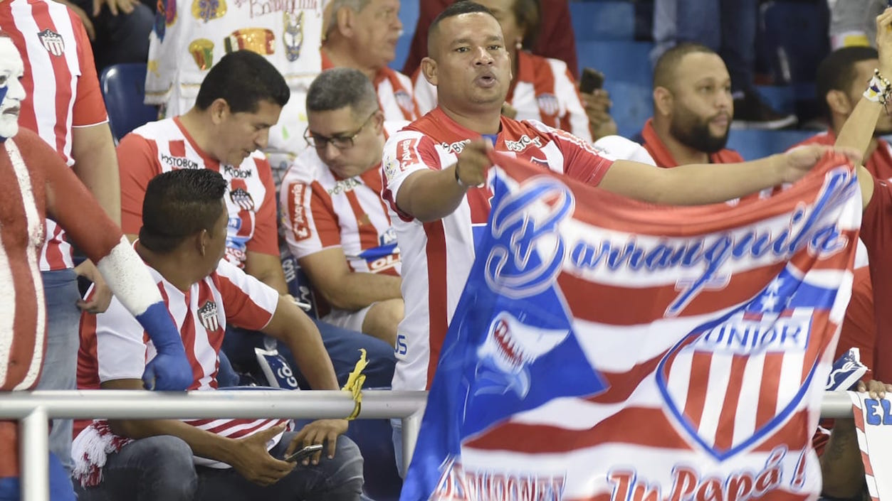 Un aficionando ondeando la bandera rojiblanca.