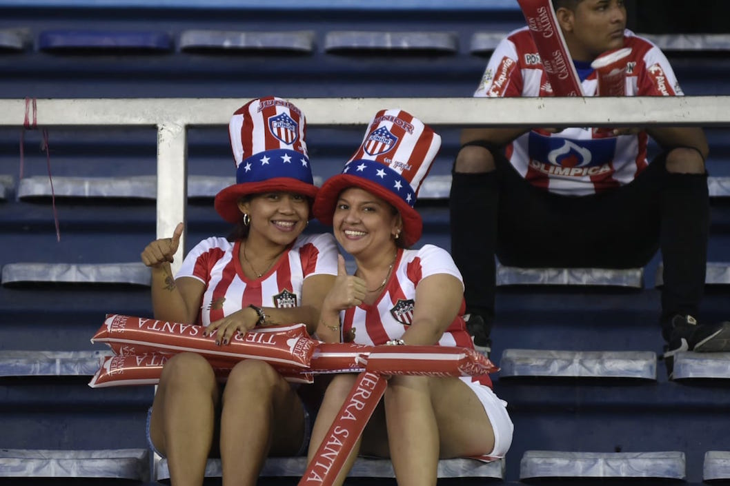 La mujer juniorista apoyando al equipo.