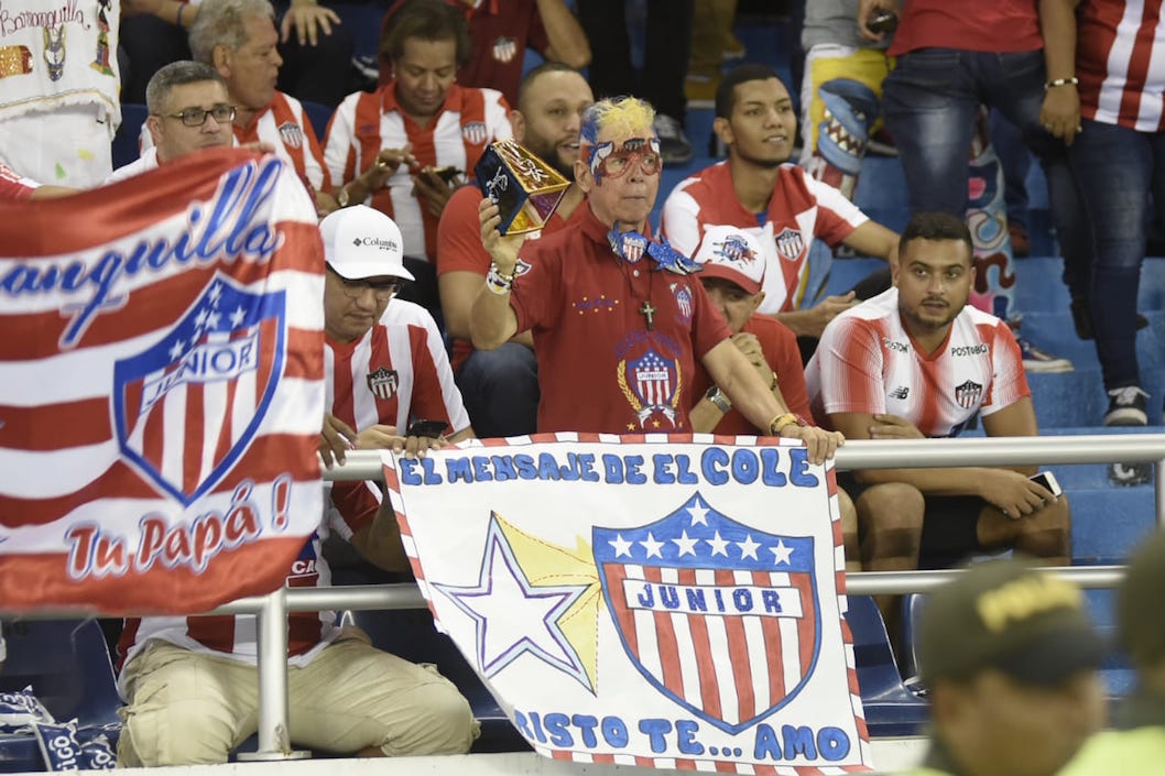 Y no podía faltar El Cole para animar a los 'tiburones'.
