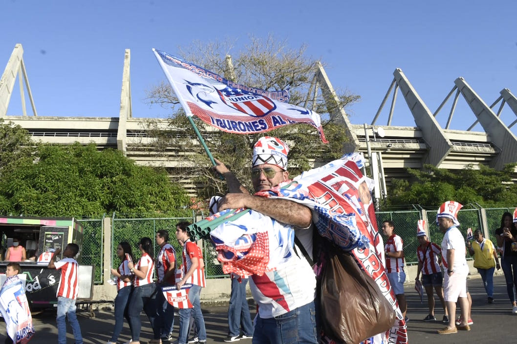 Un aficionado cargado de banderas rojiblancas.