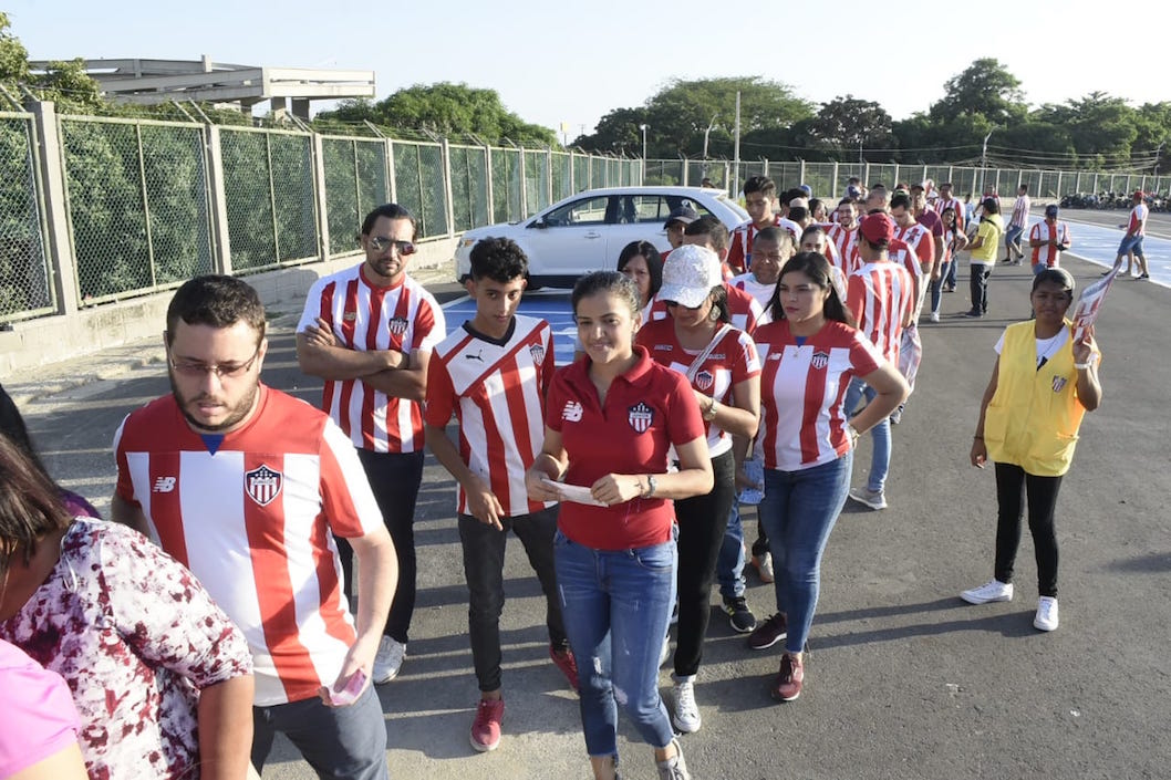 Los hinchas se anticiparon a la apertura de las puertas del estadio.