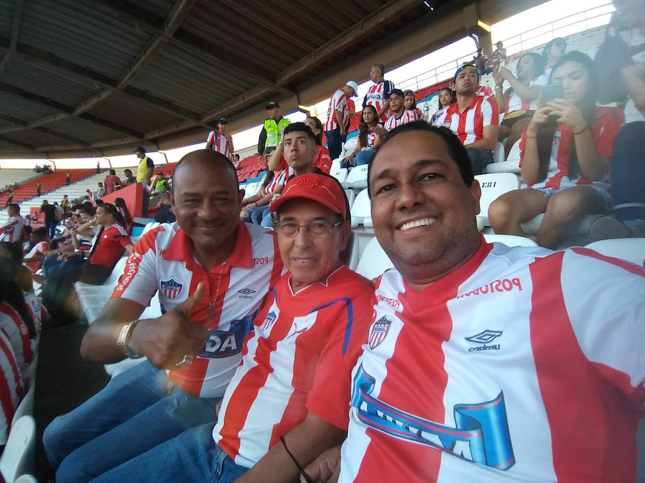 Ya en las tribunas los aficionados esperando el inicio del partido.