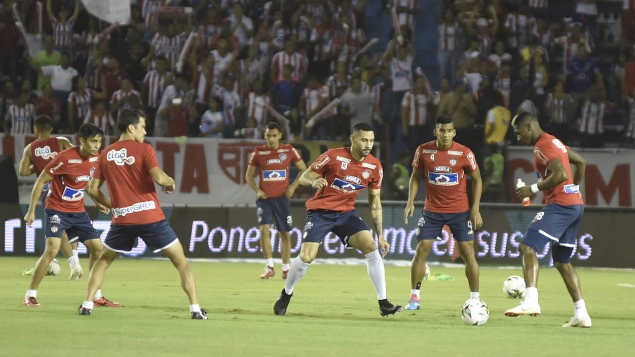 Jugadores del Junior en el calentamiento previo al partido.