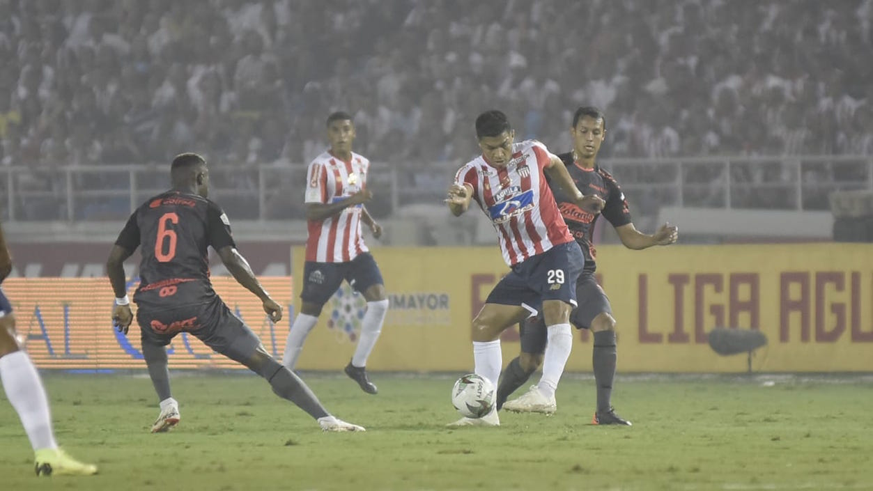 Teófilo Gutiérrez domina el balón ante el asedio de William Parra.