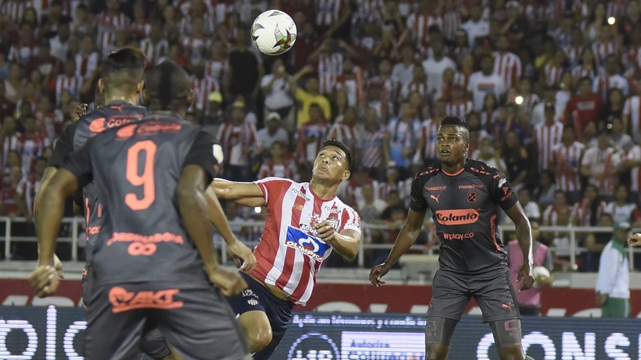 Teófilo Gutiérrez en juego aéreo con Juan Fernando Caicedo.