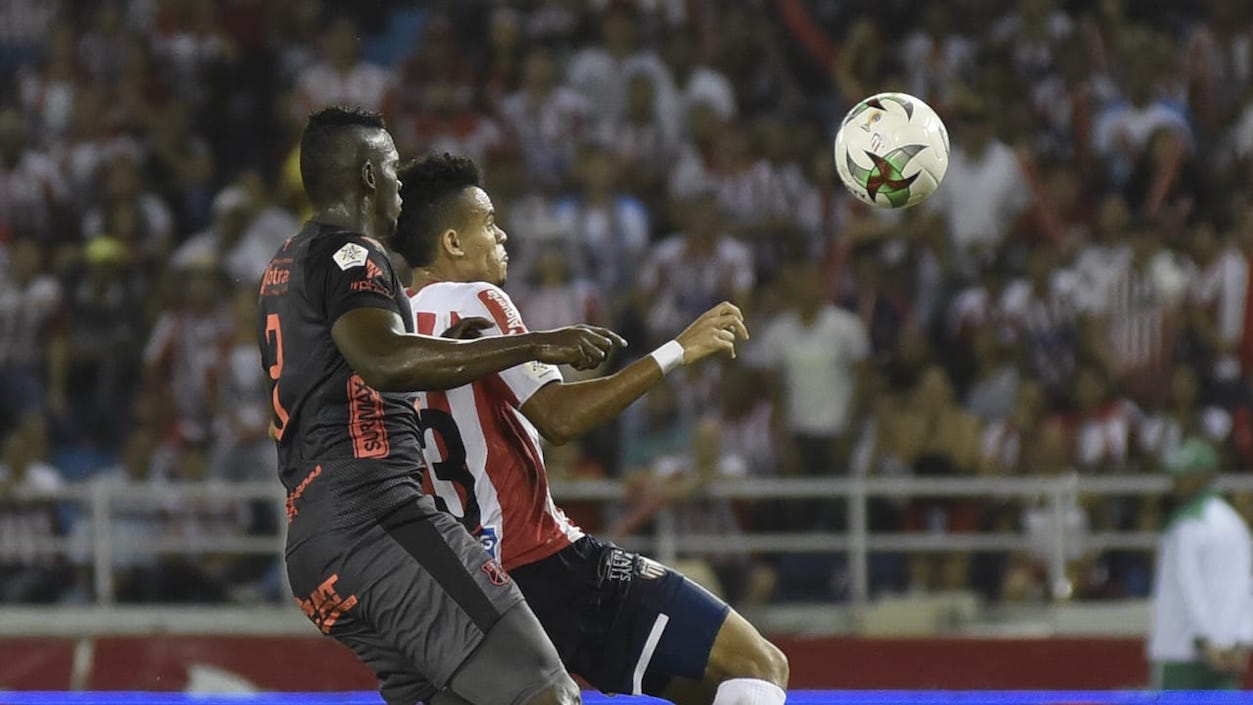 Luis Díaz controla el balón a espaldas de Jesús David Murillo.