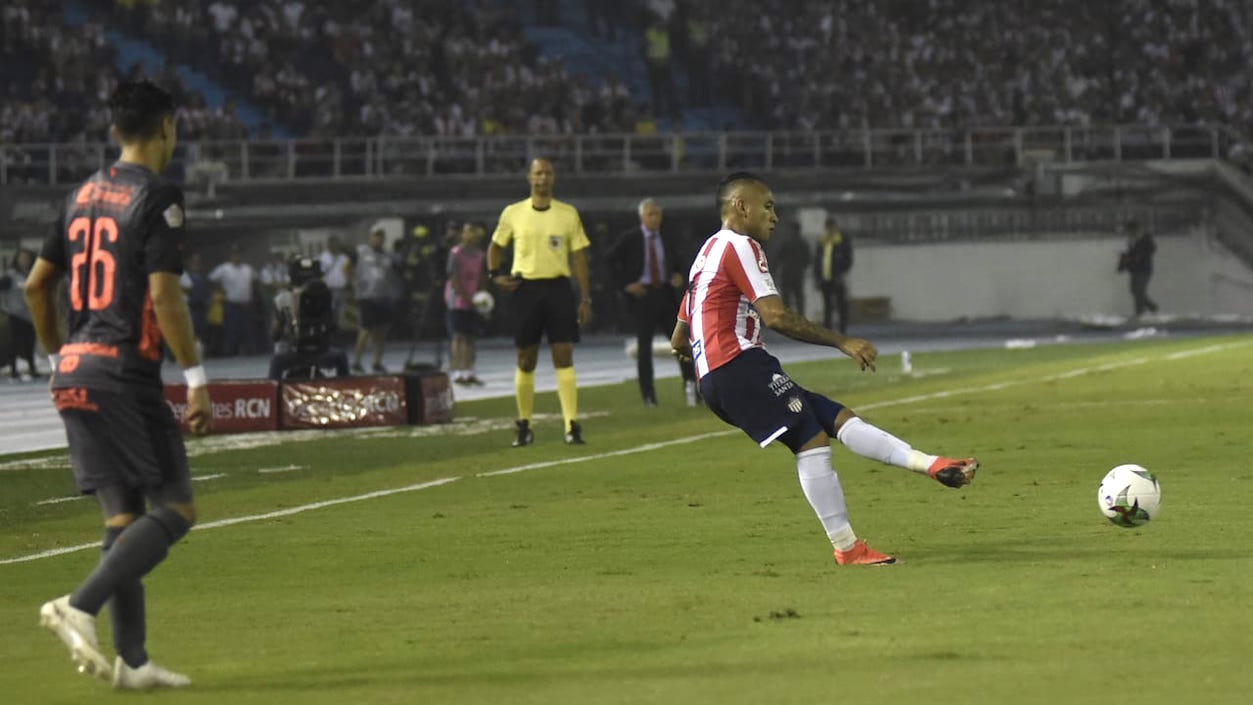 Jarlan Barrera rematando al arco ante la mirada de Brayan Castrillón.