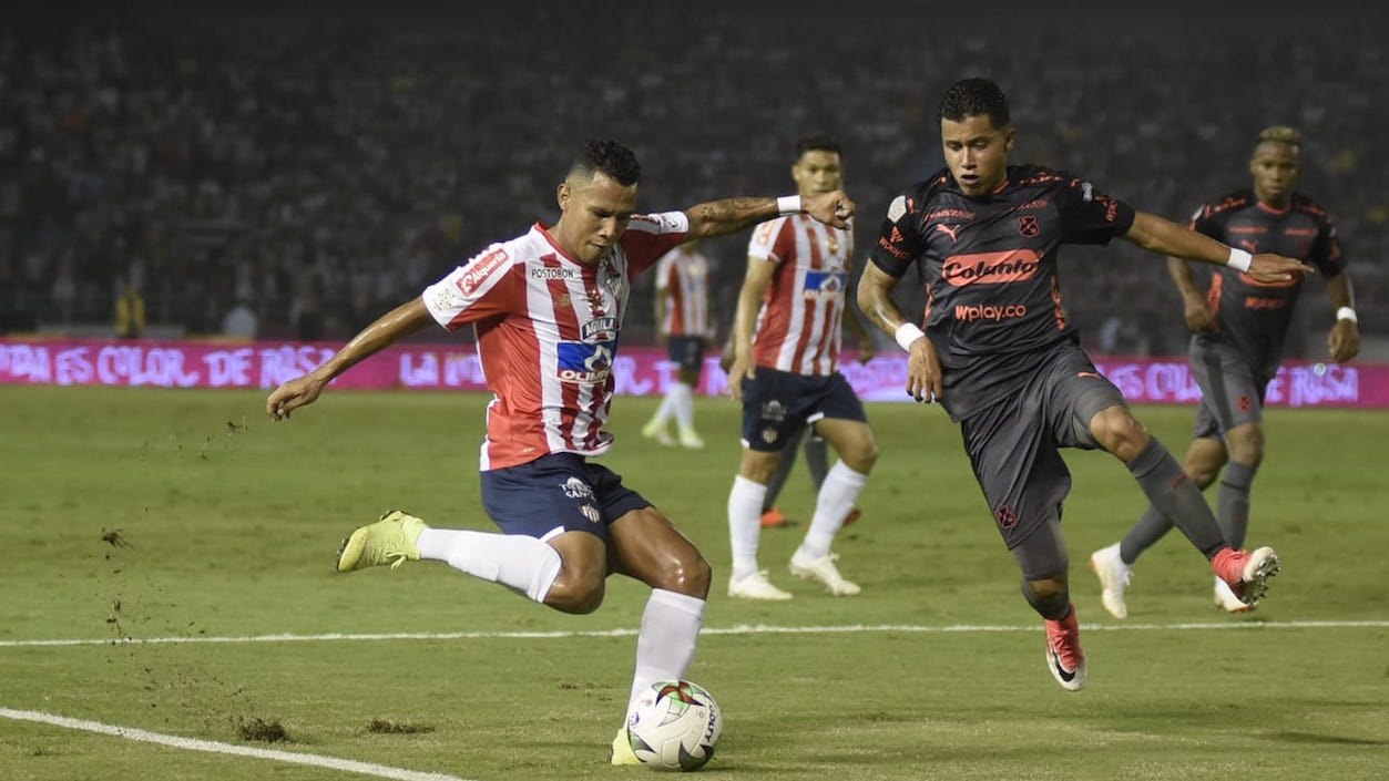 James Sánchez se dispone a centrar al área chica del 'poderoso