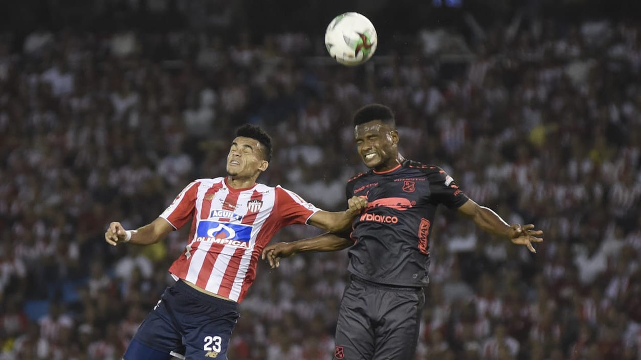 Luis Díaz intentando en juego aéreo.