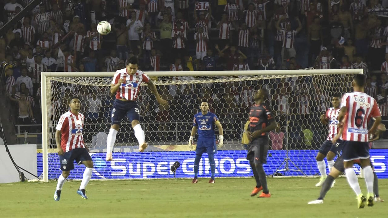 Jefferson Gómez despeja de cabeza una llegada de los visitantes.