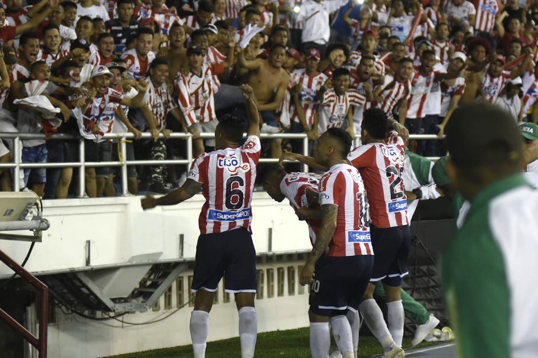 Jugadores del Junior festejando con la tribuna.