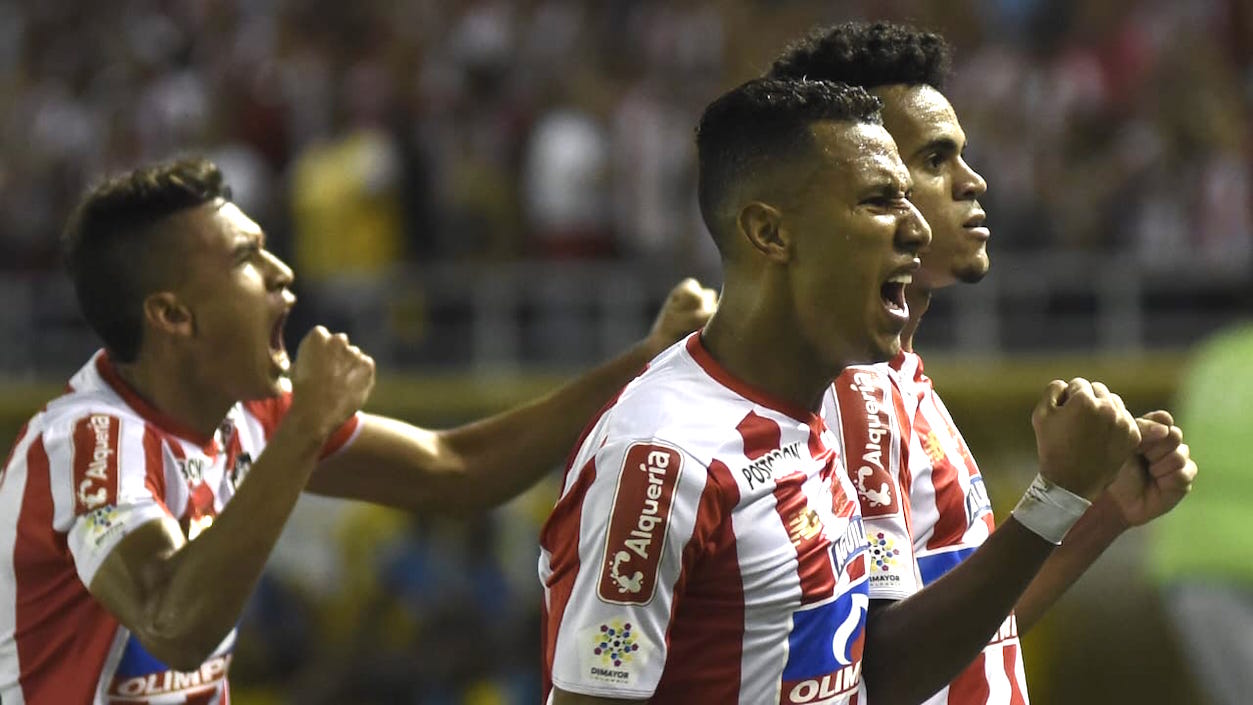 Luis Díaz y James Sánchez, anotadores del primero y segundo gol. Con ellos celebra Víctor Cantillo.