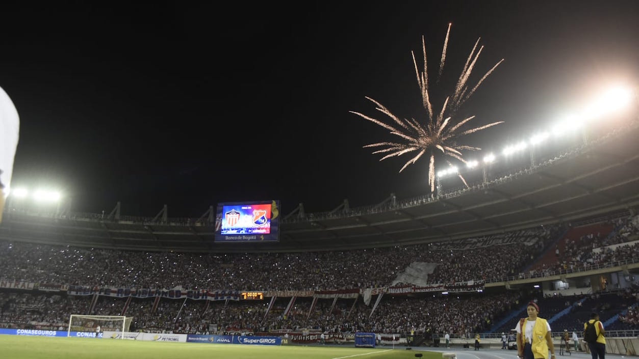 Con fuegos artificiales recibieron la la salida de los equipos a la cancha.