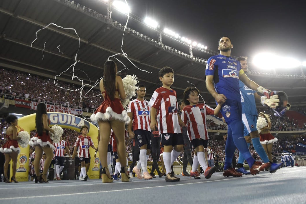Salida de los equipos al gramado del Metropolitano.