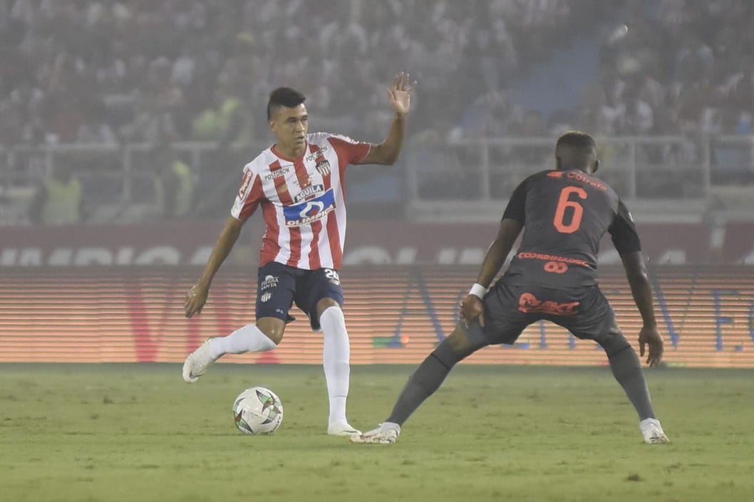 Víctor Cantillo enfrentando la marca de William Parra.