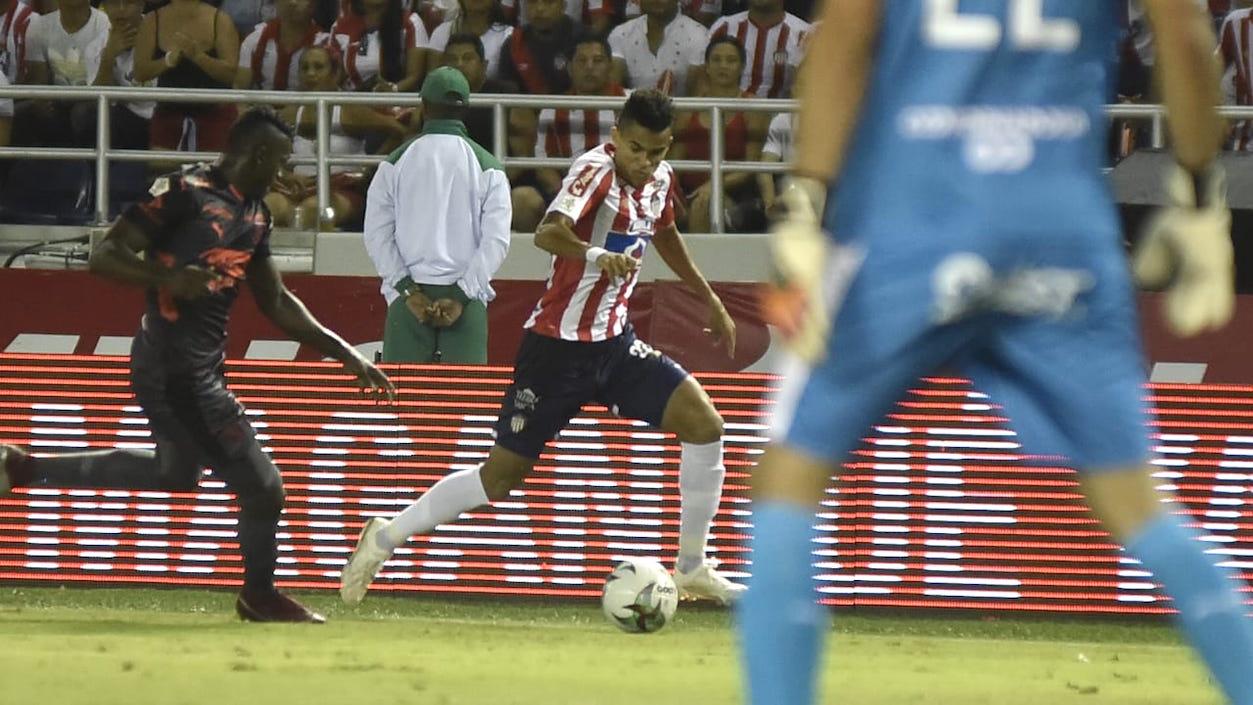 Luis Díaz incursionando por el sector izquierdo.