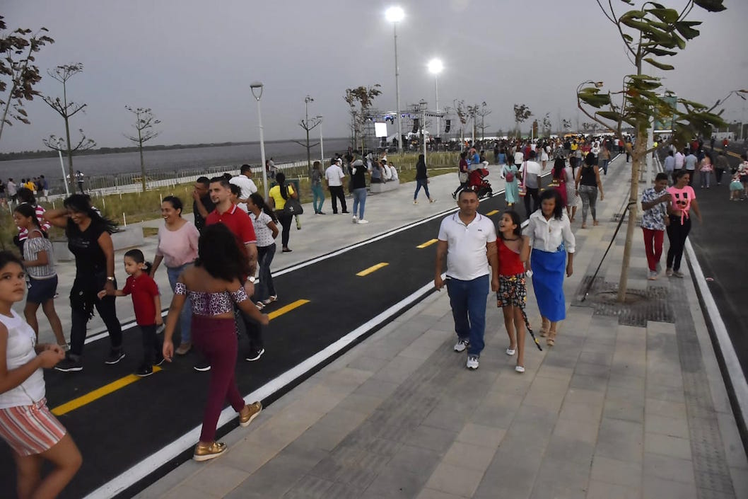 La obra se ha convertido en un atractivo paseo familiar.