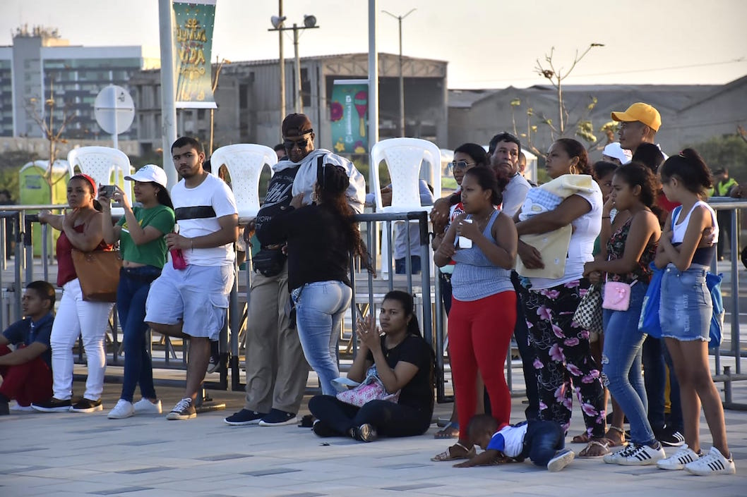 Cualquier sitio es bueno para acomodarse en el Gran Malecón.