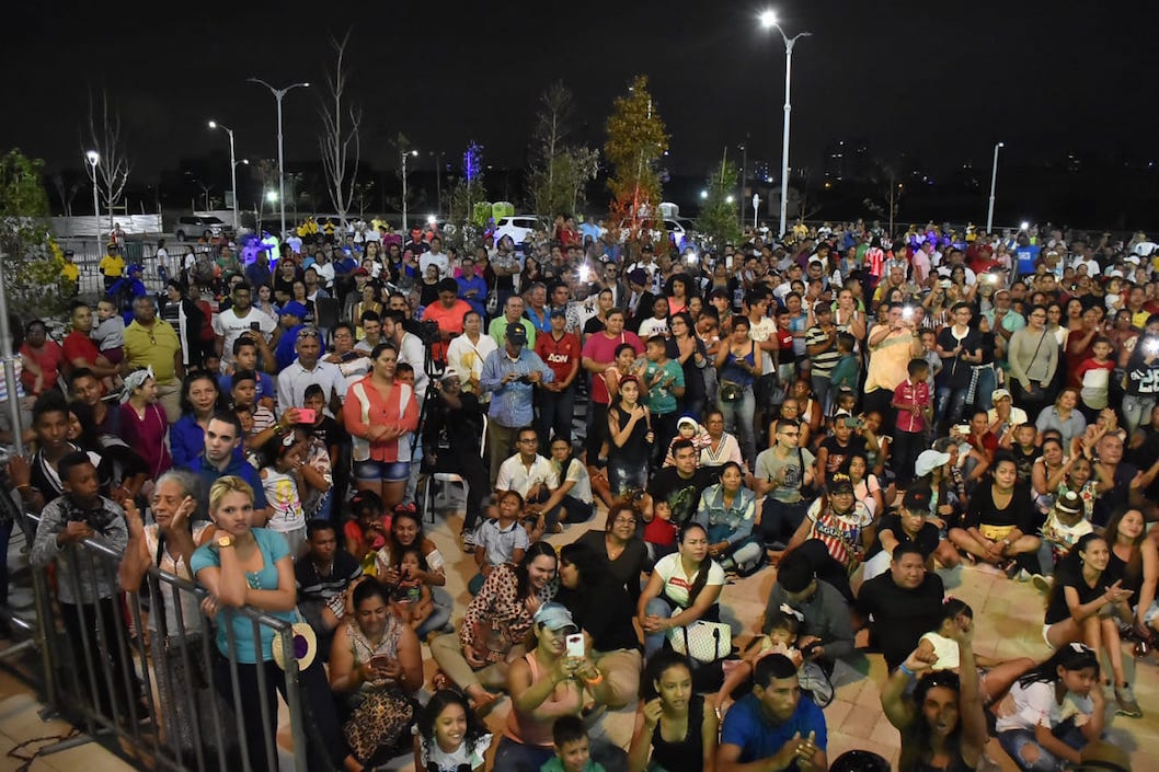 El público congregado durante la inauguración.