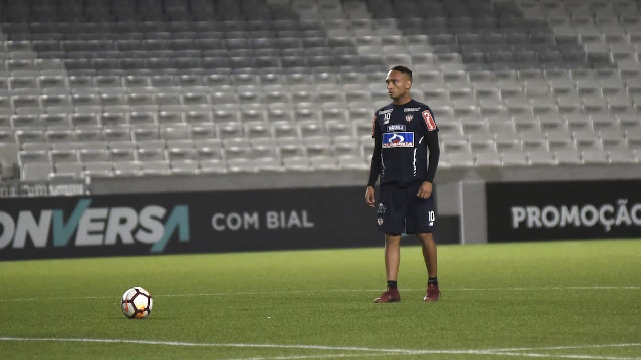 Jarlan Barrera, ensayando de larga distancia.