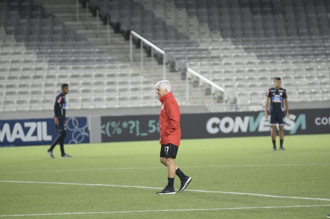 El Técnico Julio Comesaña, atento a los movimientos de los jugadores.