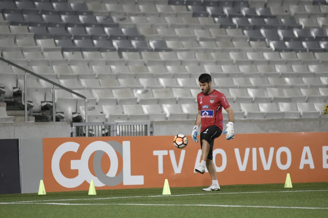 El arquero Sebastián Viera reconociendo la cancha.