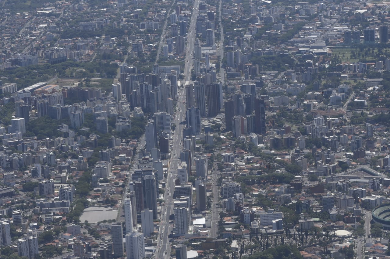 Curitiba es la ciudad más desarrollada del sur de Brasil, es de clima templado al estar rodeada de montañas. 
