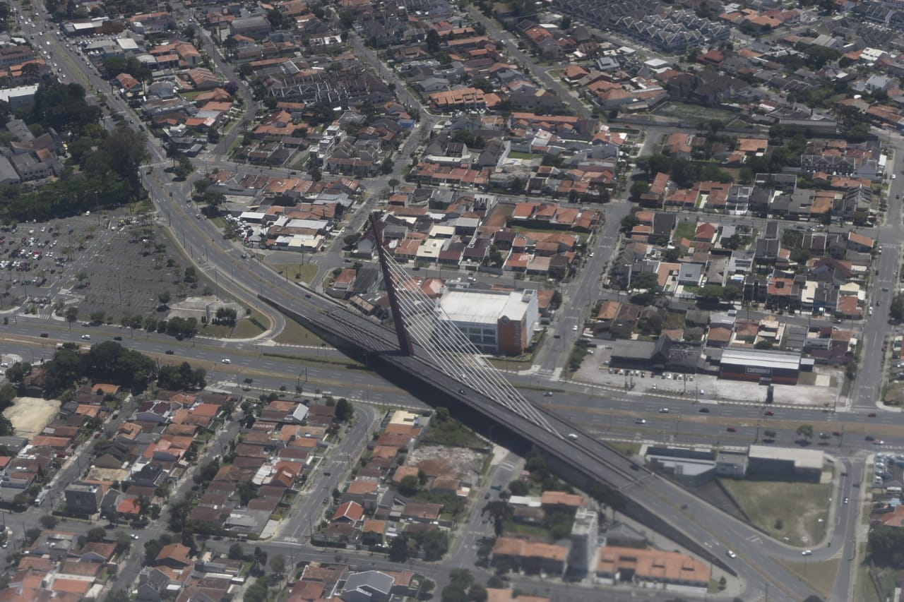 La infraestructura de la ciudad nos entrega puentes y paso niveles como este. 
