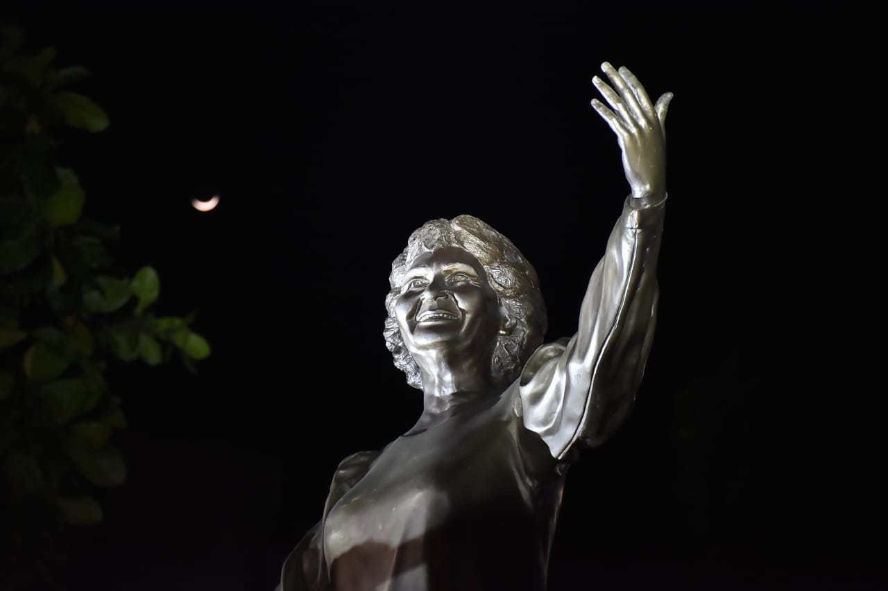 La luna acompañó esta noche a Esthercita en su monumento.