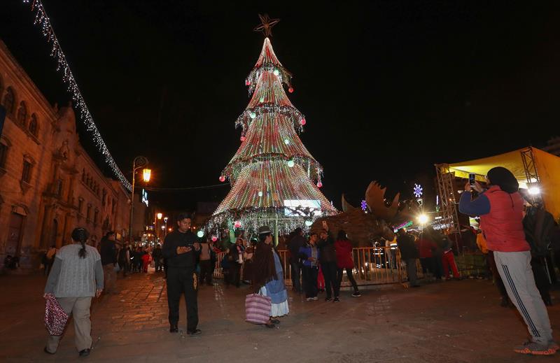 Árbol cuenta con más de 9.000 luces.
