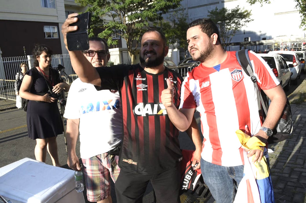 Hinchas de Junior y Paranaense para una selfie de recuerdo.
