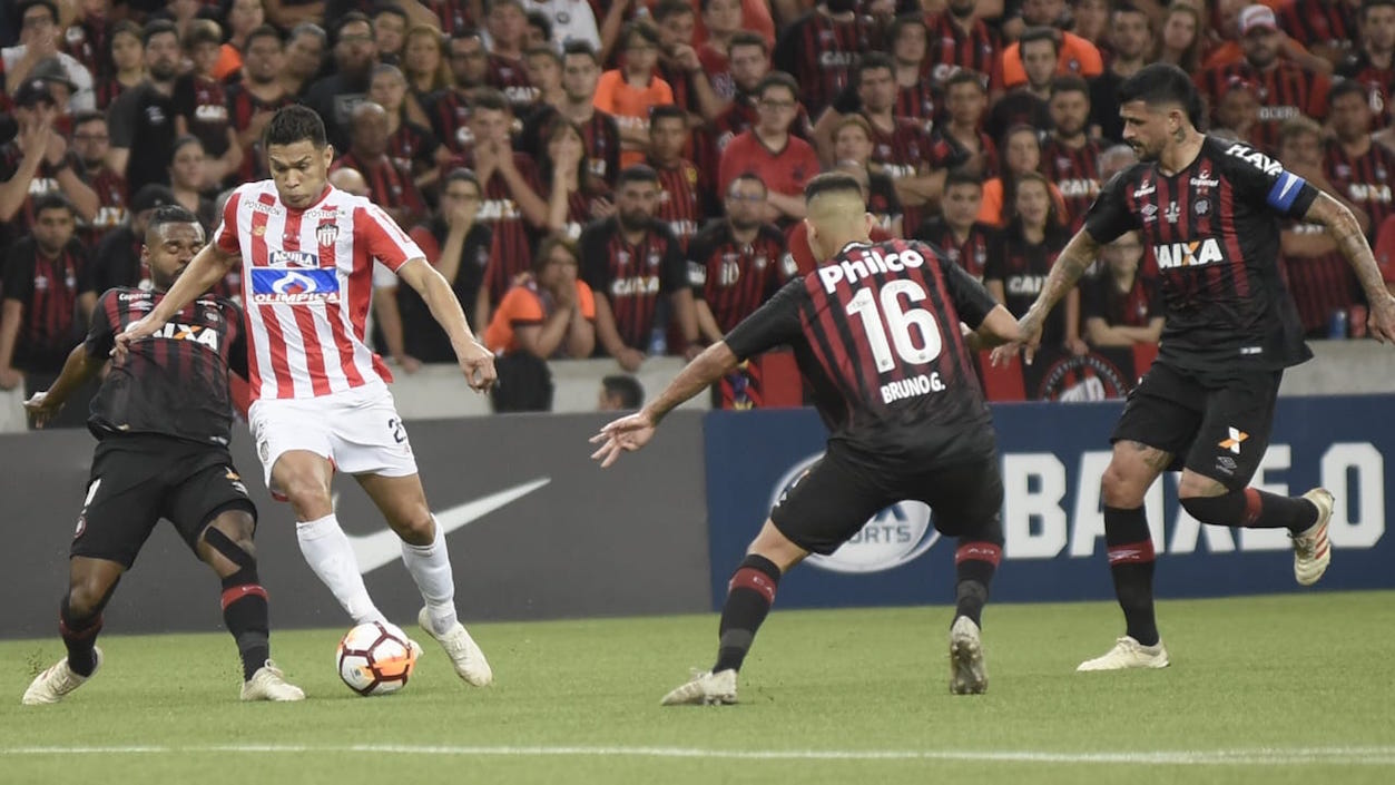 Teófilo Gutiérrez enfrentando la marca de Bruno Guimaraes.