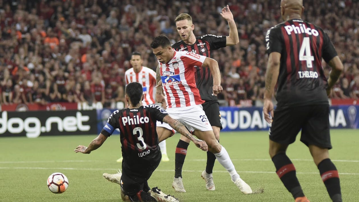 Otra jugada de ataque de Teófilo Gutiérrez frente a Lucho González.