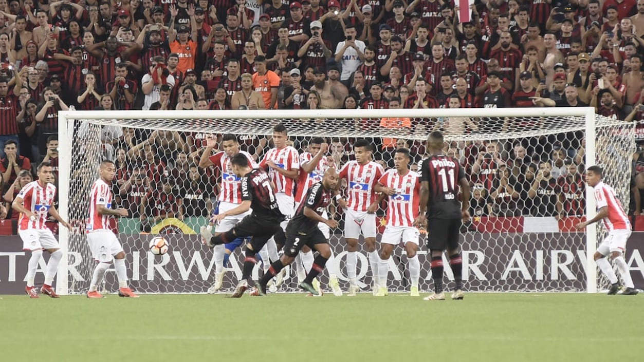 Tiro Libre cobrado por raphael Veiga que controló Sebastián Viera.
