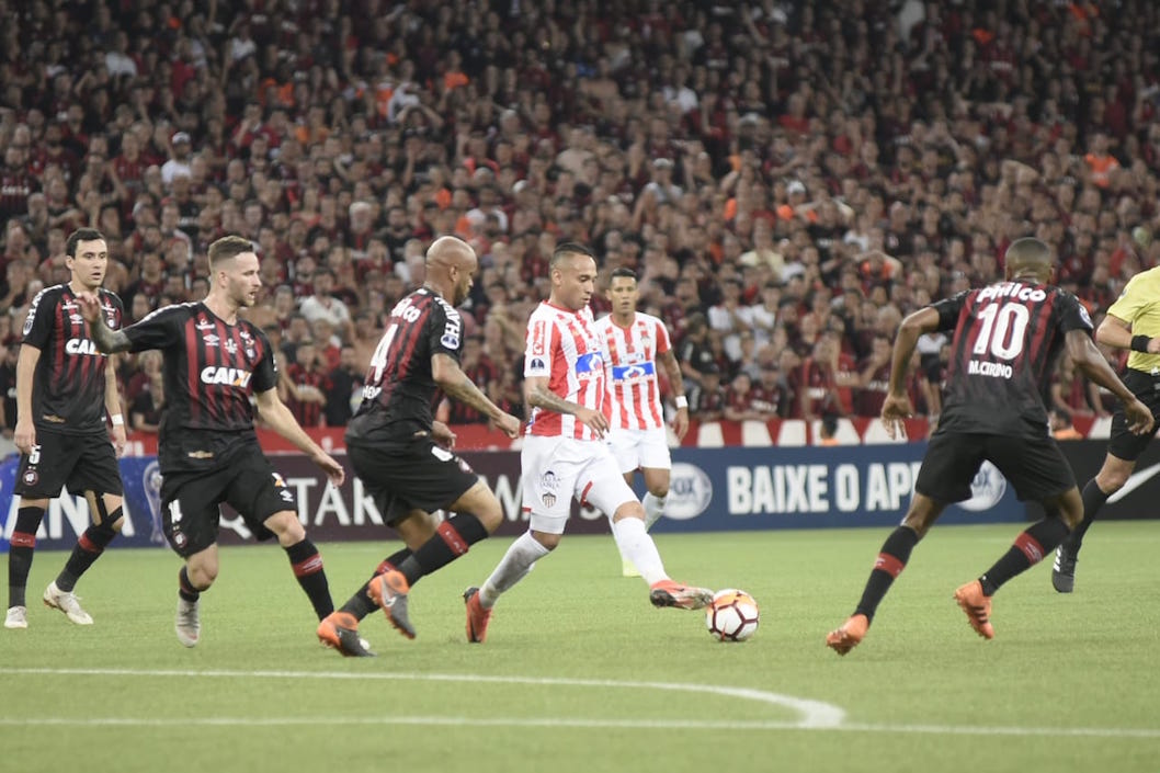Jarlan Barrera intentando superar una línea de 4 defensiva local.