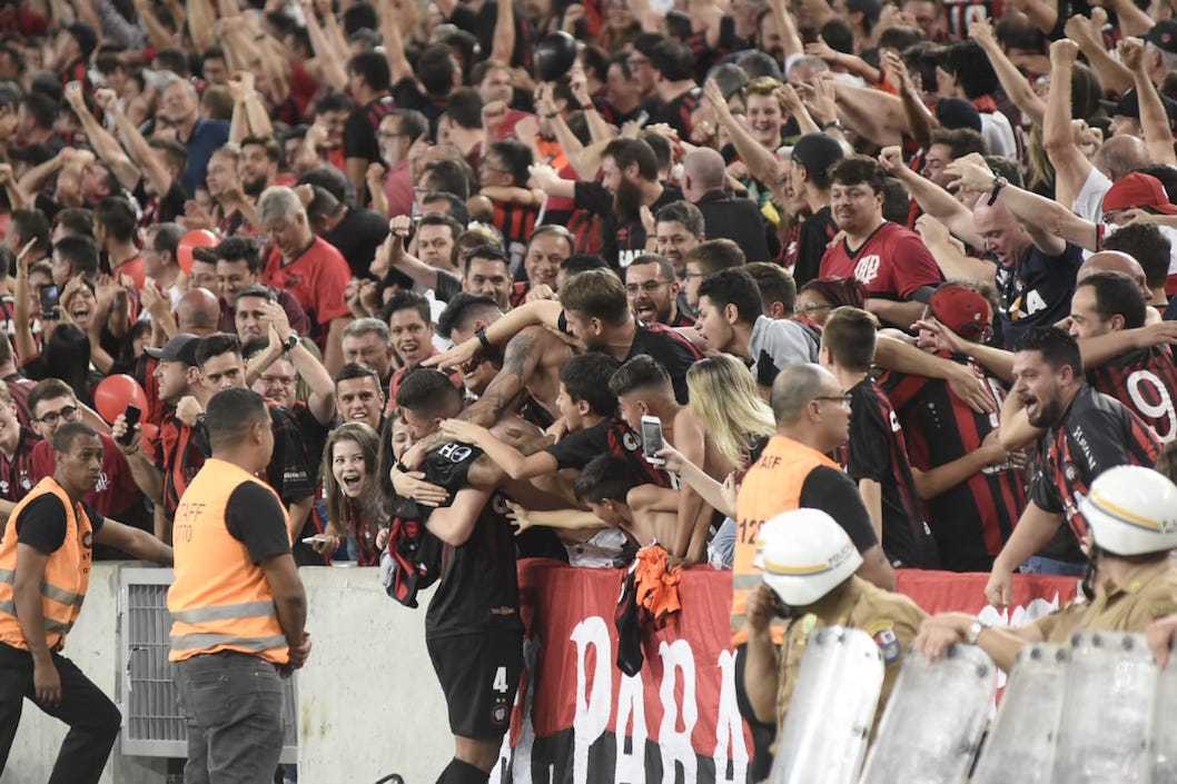 Jugadores de Atlético Paranaense celebran con la tribuna el gol de Pablo Felipe.