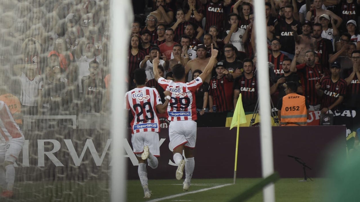 Teófilo Gutiérrez celebrando con Luis Díaz el gol del empate.