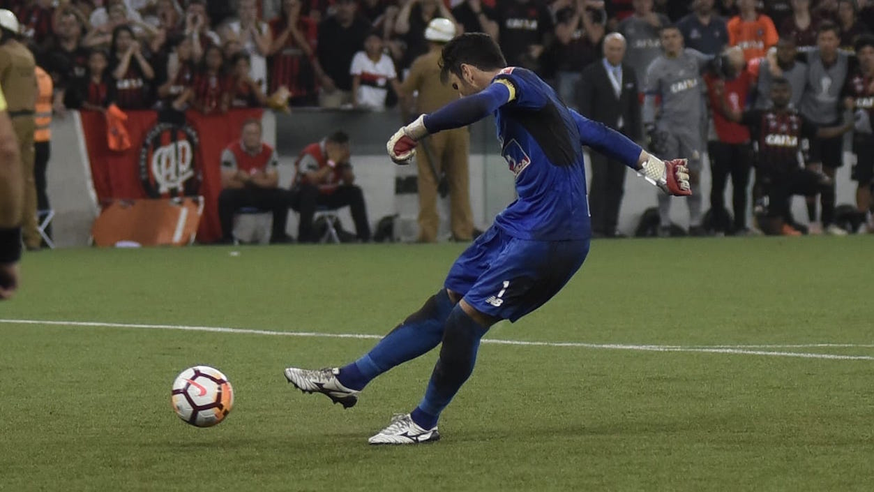 Sebastián Viera también anotó su cobro desde el punto penal.