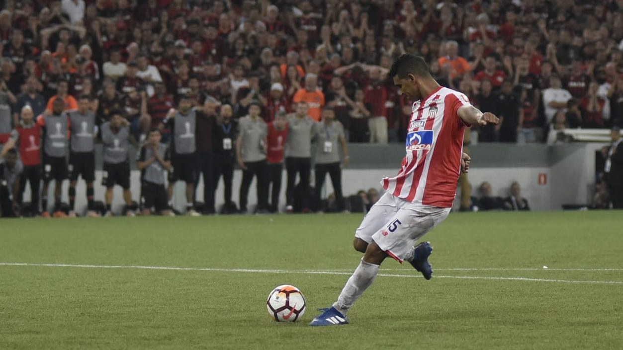 Luis Narváez convirtió su cobro desde el punto penal.