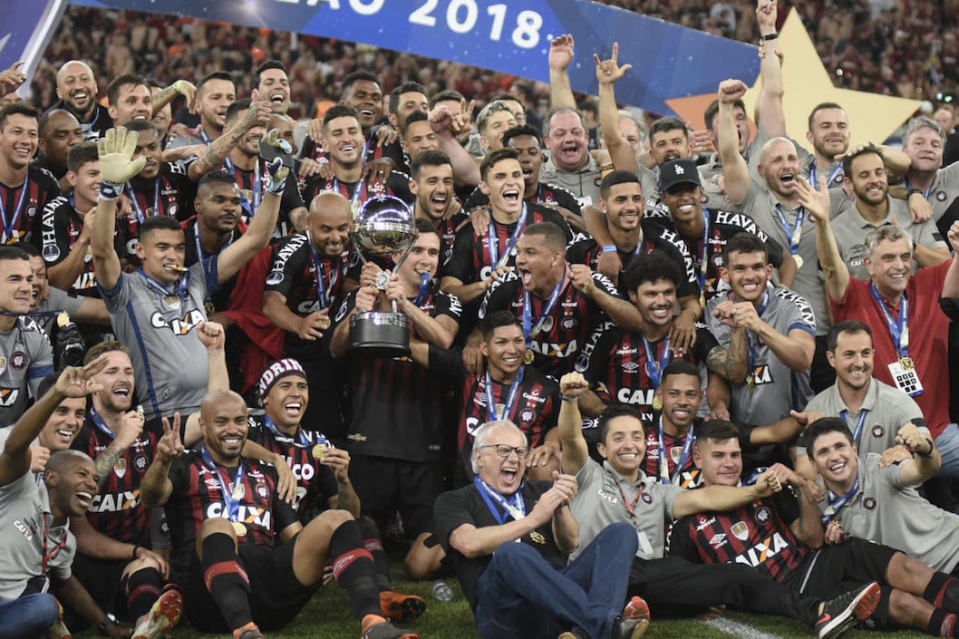 Jugadores de Atlético Paranaense celebrando el título.