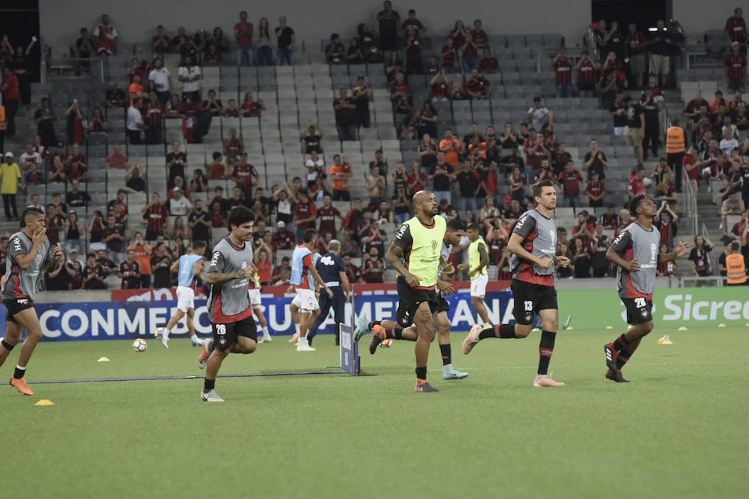 Jugadores de Atlético Paranaense en el calentamiento previo al partido.