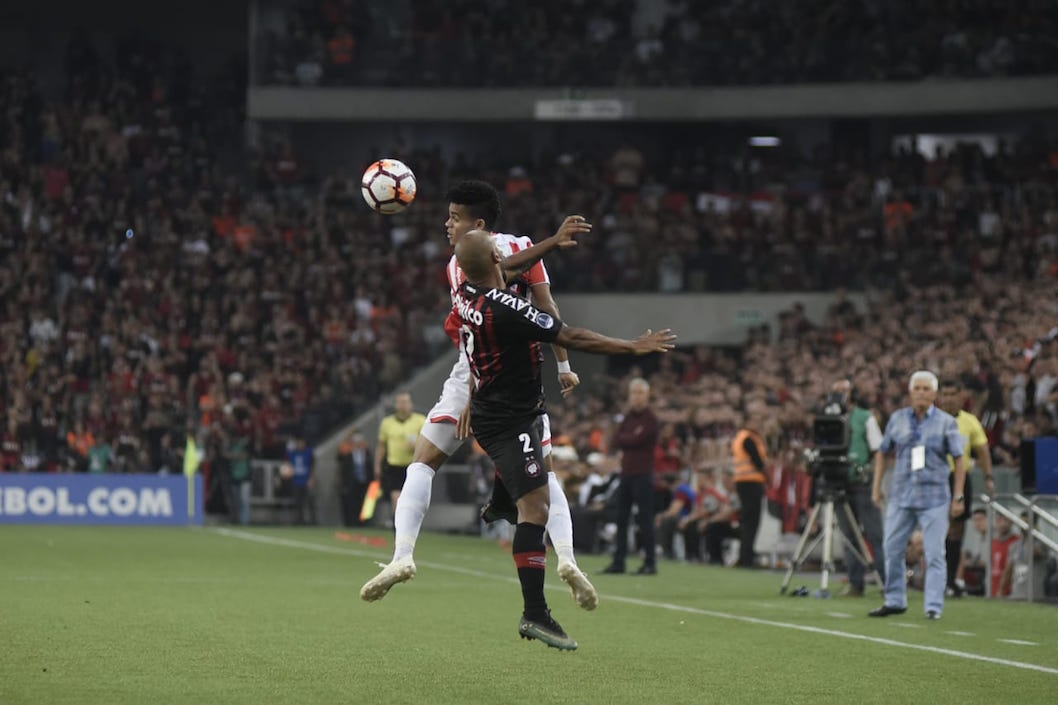 En juego aéreo Luis Díaz disputa el balón con Jonathan.