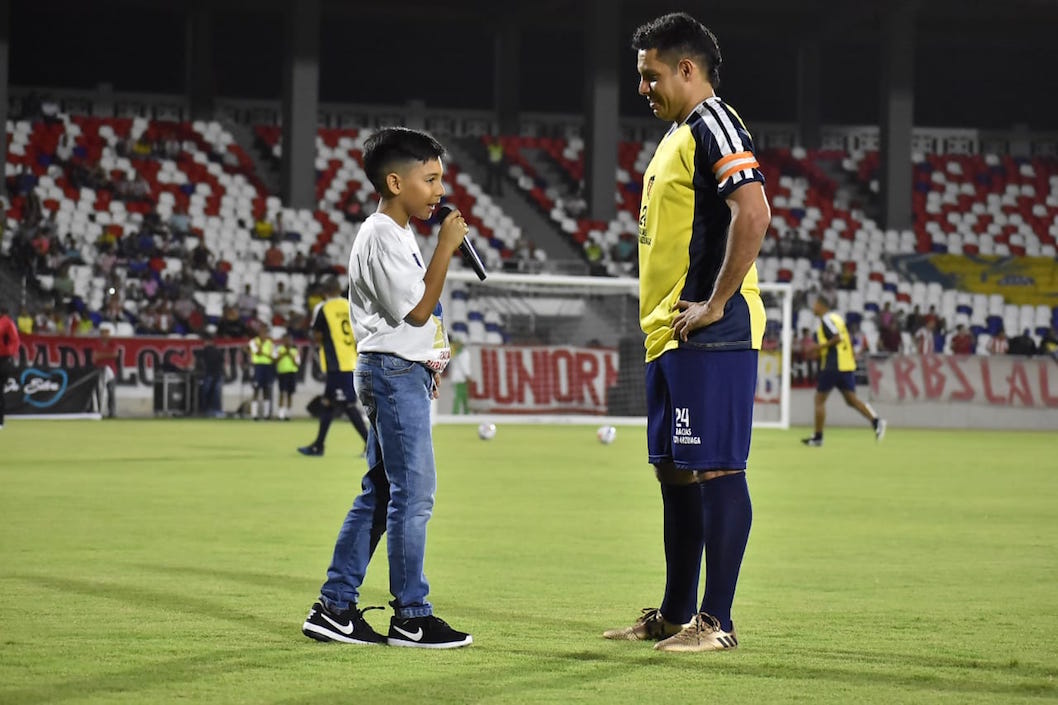 Martin Jr expresando palabras para su papá en la despedida.