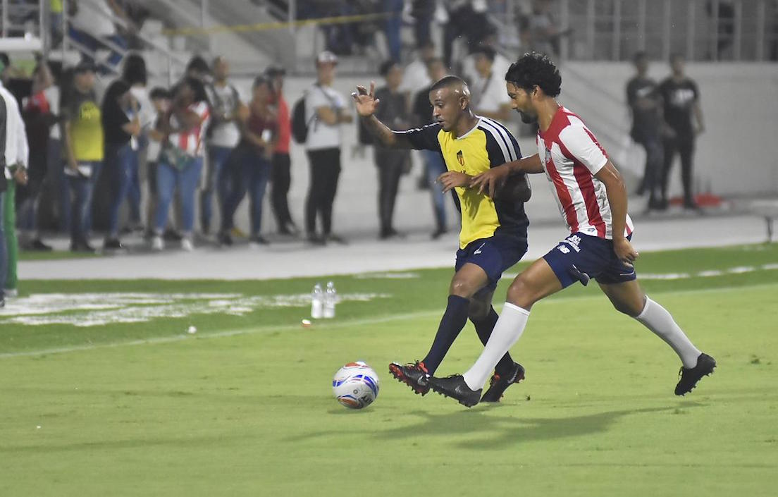 Abel Aguilar neutraizando una llegada de los 'amigos' de Martin.