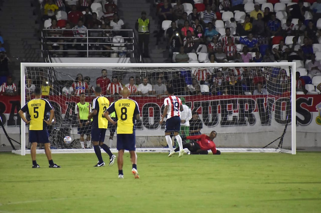 Wilson Morelo anando de tiro penal para los rojiblancos.